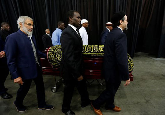 الآلاف يصلون الجنازة على محمد علي قبل وداعه الاخير صورة رقم 20