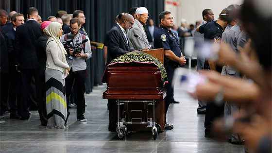الآلاف يصلون الجنازة على محمد علي قبل وداعه الاخير صورة رقم 21