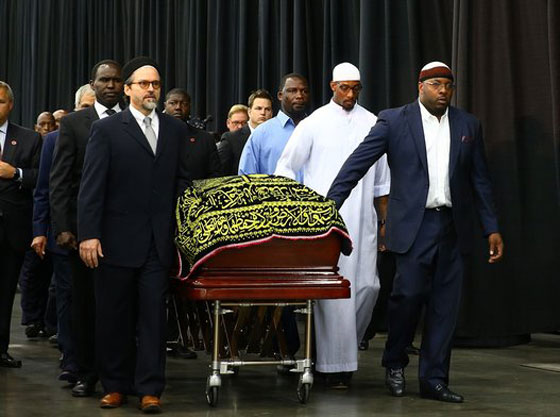 الآلاف يصلون الجنازة على محمد علي قبل وداعه الاخير صورة رقم 23