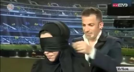 شاهد كيف احتضنت فتاة اماراتية لاعبا ايطاليا بعد تحقيق برنامج لحلمها صورة رقم 2