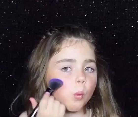 فيديو طريف: طفلة مذهلة تضع مكياج احترافي بشكل متقن صورة رقم 2