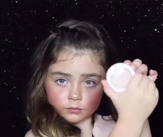 فيديو طريف: طفلة مذهلة تضع مكياج احترافي بشكل متقن صورة رقم 3