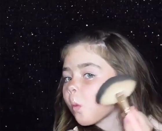 فيديو طريف: طفلة مذهلة تضع مكياج احترافي بشكل متقن صورة رقم 5