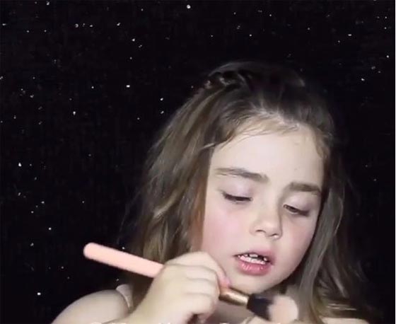 فيديو طريف: طفلة مذهلة تضع مكياج احترافي بشكل متقن صورة رقم 6