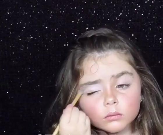 فيديو طريف: طفلة مذهلة تضع مكياج احترافي بشكل متقن صورة رقم 7