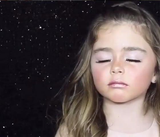 فيديو طريف: طفلة مذهلة تضع مكياج احترافي بشكل متقن صورة رقم 9