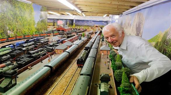 عجوز بريطاني ينشيء شبكة قطارات كاملة في حديقة بيته.. صور صورة رقم 1