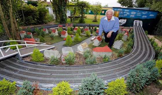 عجوز بريطاني ينشيء شبكة قطارات كاملة في حديقة بيته.. صور صورة رقم 4
