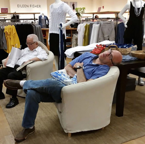 صور طريفة: ازواج ينامون في متاجر التسوق بينما ينتظرون زوجاتهم! صورة رقم 6