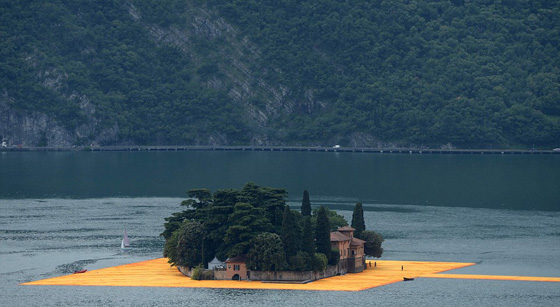تجرية فريدة.. سياح يتجولون على جسور بحيرة ايطالية عائمة صورة رقم 13