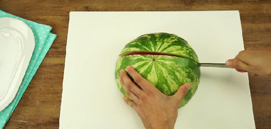 اسهل طريقة لتقشير البطيخ تحظى باكثر من خمسة ملايين مشاهدة  صورة رقم 2