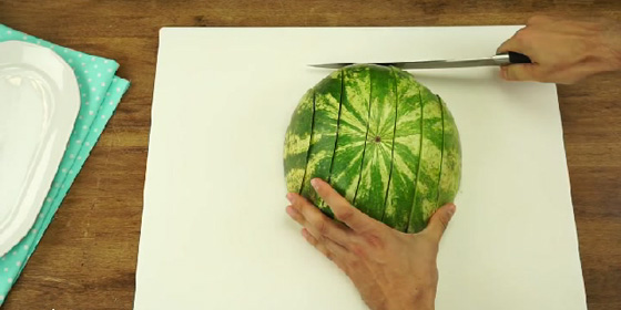 اسهل طريقة لتقشير البطيخ تحظى باكثر من خمسة ملايين مشاهدة  صورة رقم 3