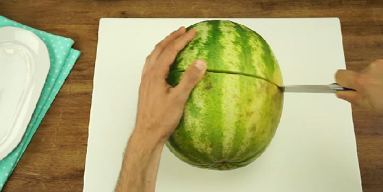اسهل طريقة لتقشير البطيخ تحظى باكثر من خمسة ملايين مشاهدة  صورة رقم 1