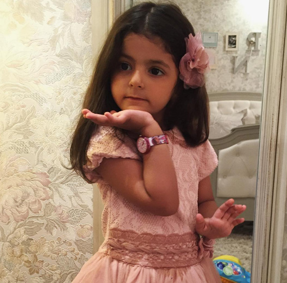 الطفلة الخليجية رغد دايز يتابعها الملايين ويتزاحم الناس لرؤيتها صورة رقم 2