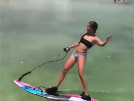شاهد فتاة تتزلج على الماء بمهارة رائعة صورة رقم 4