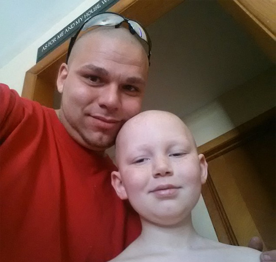 والد يدعم طفله المصاب بالسرطان بوشم غير تقليدي صورة رقم 4