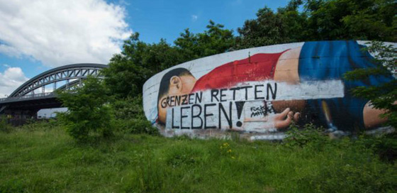 تشويه جدارية عملاقة تحمل صورة الطفل آلان الكردي في المانيا صورة رقم 1