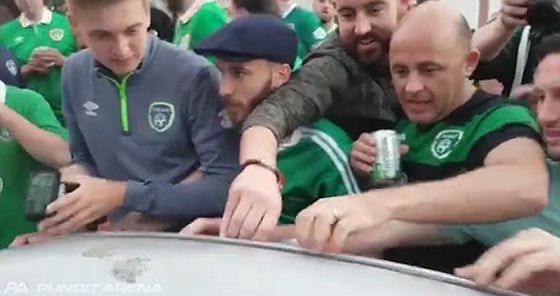 مشجعو ايرلندا يصلحون سيارة احد المارة بعد ان حطموها فرحا!! صورة رقم 1