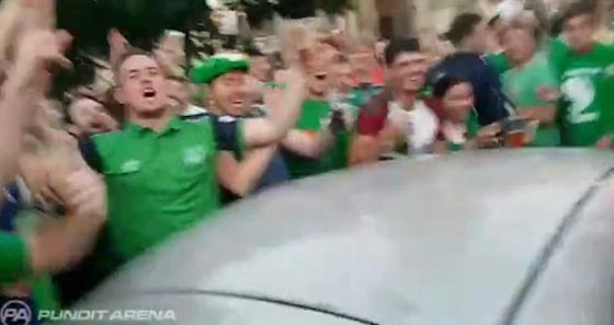 مشجعو ايرلندا يصلحون سيارة احد المارة بعد ان حطموها فرحا!! صورة رقم 3