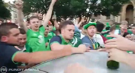 مشجعو ايرلندا يصلحون سيارة احد المارة بعد ان حطموها فرحا!! صورة رقم 4