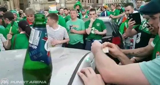 مشجعو ايرلندا يصلحون سيارة احد المارة بعد ان حطموها فرحا!! صورة رقم 5