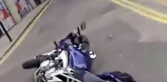 غباء سائق مركبة يتسبب بتصادم مع دراجة نارية.. فيديو صورة رقم 3