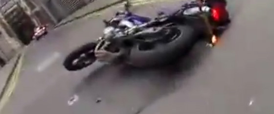 غباء سائق مركبة يتسبب بتصادم مع دراجة نارية.. فيديو صورة رقم 2