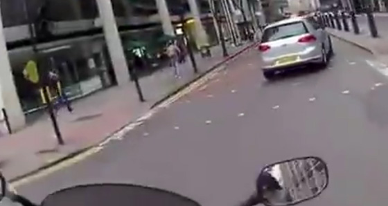 غباء سائق مركبة يتسبب بتصادم مع دراجة نارية.. فيديو صورة رقم 1