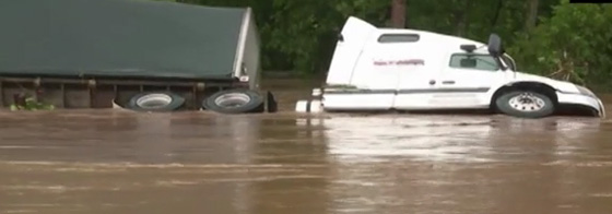فيضانات فيرجينيا تودي بحياة 14 امريكيا من سكان الولاية صورة رقم 1