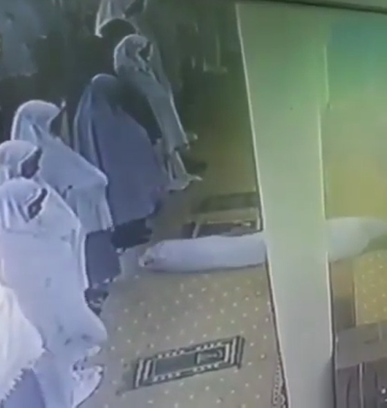  فيديو مؤثر.. لحظة وفاة امرأة وهي تؤدي صلاة التراويح صورة رقم 2