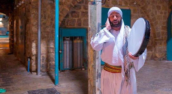 مسحراتي مسيحي في عكا وكاهن يصوم رمضان نموذج لوحدة فلسطينية صورة رقم 5