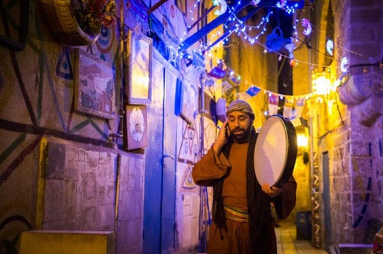 مسحراتي مسيحي في عكا وكاهن يصوم رمضان نموذج لوحدة فلسطينية صورة رقم 1
