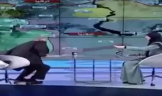 فيديو محرج.. سقوط مدوّي لخبير عسكري في برنامج على الهواء صورة رقم 2