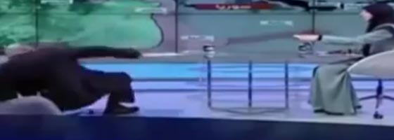 فيديو محرج.. سقوط مدوّي لخبير عسكري في برنامج على الهواء صورة رقم 3