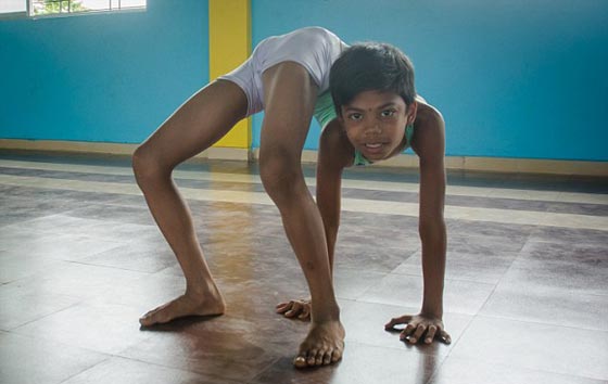 طفل هندي ملقب بالفتى الثعبان بسبب ليونته يسعى لدخول غينيس صورة رقم 7