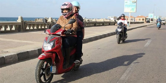  دراجات نارية بدل سيارات الاجرة تقودها فتيات في الاسكندرية صورة رقم 3