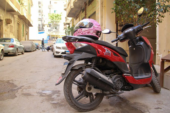  دراجات نارية بدل سيارات الاجرة تقودها فتيات في الاسكندرية صورة رقم 4