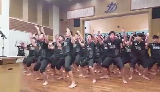 رقصة مئة طالب تبهر المتابعين.. شاهد الفيديو والصور صورة رقم 2