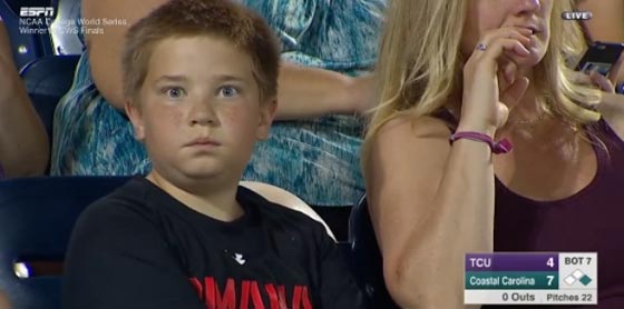 لعب طفل بعينيه امام الكاميرا خلال مباراة يبهر الملايين صورة رقم 1