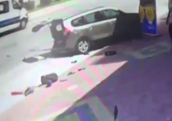  نجاة سائق من حادث مروع فور ترجله من مركبته.. فيديو صورة رقم 1
