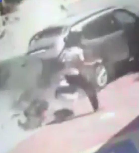  نجاة سائق من حادث مروع فور ترجله من مركبته.. فيديو صورة رقم 2