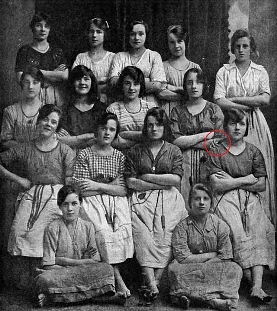 شبح يضع يده على كتف امرأة في صورة تعود لعام 1900 صورة رقم 2