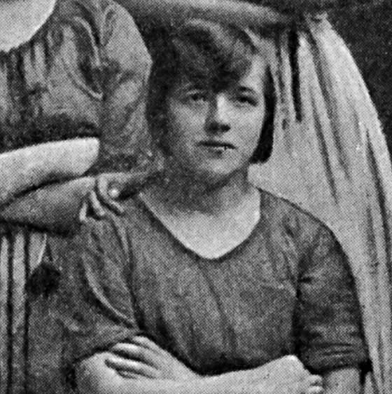 شبح يضع يده على كتف امرأة في صورة تعود لعام 1900 صورة رقم 3