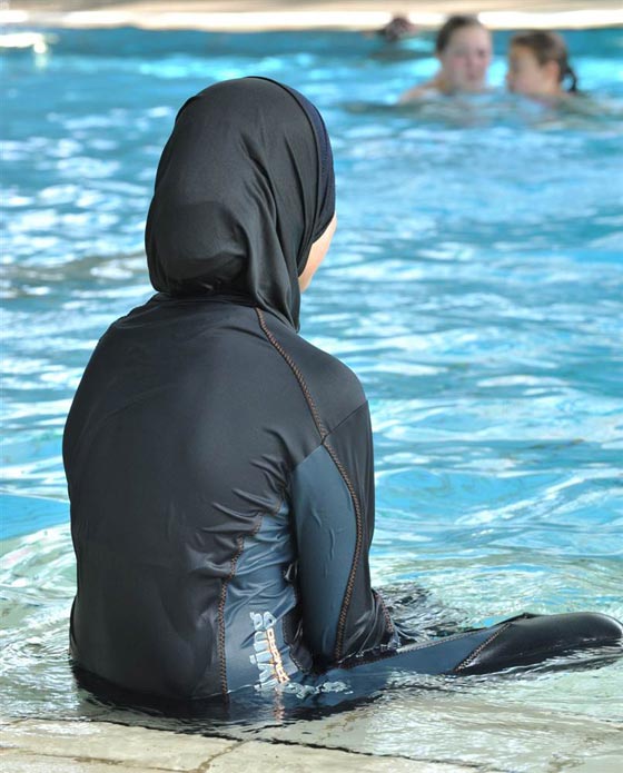  سويسرا تحرم فتاتين مسلمتين من الجنسية والسبب رفضهن السباحة صورة رقم 5
