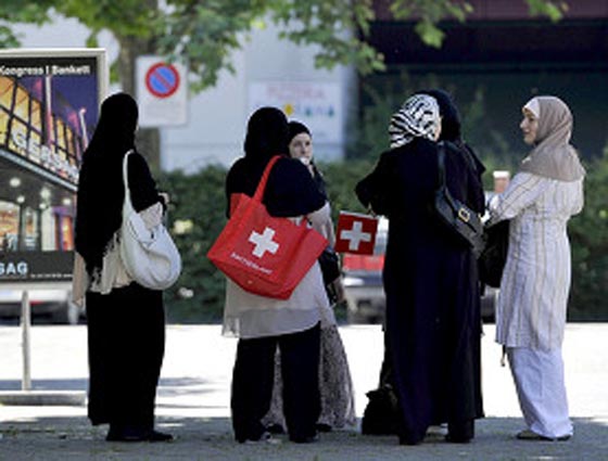  سويسرا تحرم فتاتين مسلمتين من الجنسية والسبب رفضهن السباحة صورة رقم 1