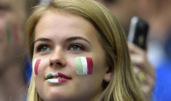 ايقونات الحسن والجمال على مدرجات اليورو لدعم منتخبات بلادهن صورة رقم 13