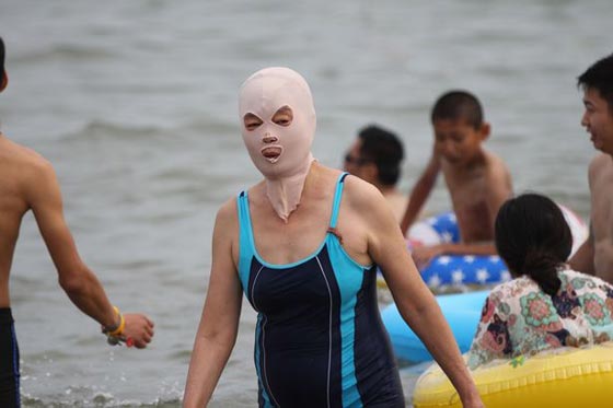 بعيدا عن الكريم.. نساء الصين يقاومن اشعة البحر باقنعة غير عادية صورة رقم 2