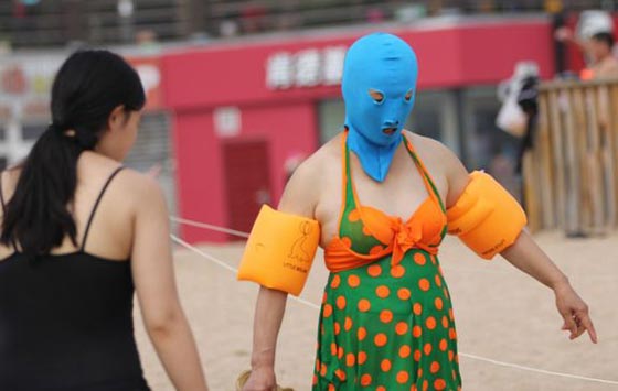 بعيدا عن الكريم.. نساء الصين يقاومن اشعة البحر باقنعة غير عادية صورة رقم 3