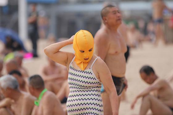 بعيدا عن الكريم.. نساء الصين يقاومن اشعة البحر باقنعة غير عادية صورة رقم 4