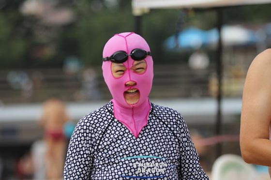 بعيدا عن الكريم.. نساء الصين يقاومن اشعة البحر باقنعة غير عادية صورة رقم 5